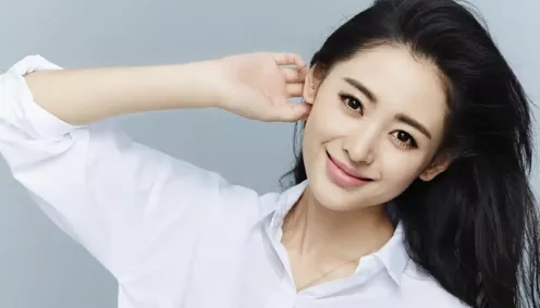 15岁女孩打耳洞