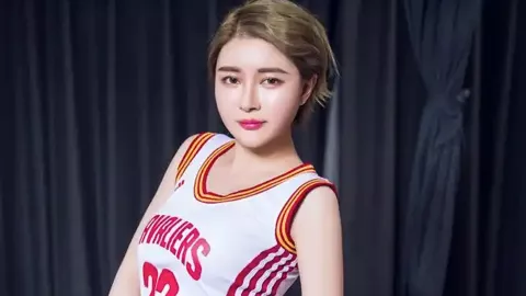 男子朋友圈称官员被免职被行拘