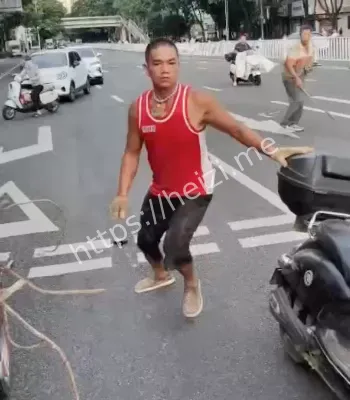 持刀伤人