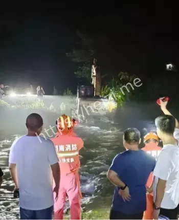山洪10死