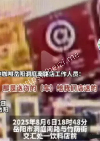 女孩喝奶茶