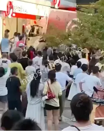 两女孩