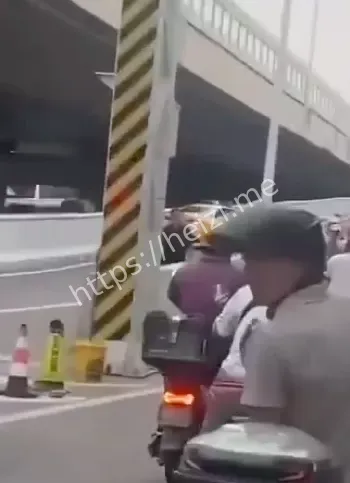 男子夺警车撞人