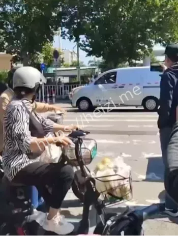 城管发生冲突执法车前割喉自杀