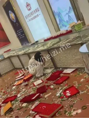 店家贴心摆手镯