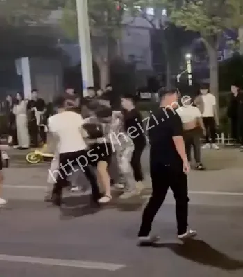 精神小伙小妹深夜口角血案