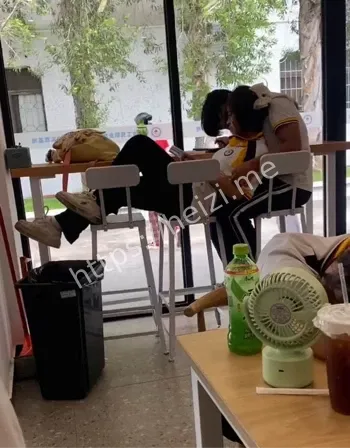 情侣当众互摸下体