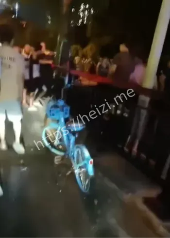 男子驾车报复社会冲撞人群