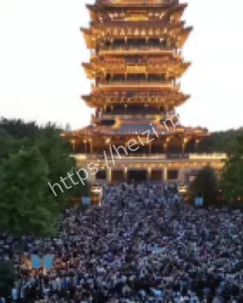 夜爬山堵车水泄不通帽子叔叔