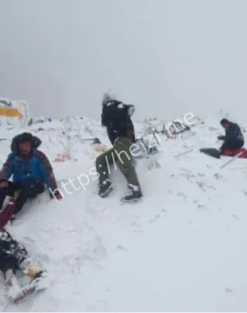 珠峰暴雪突袭东坡营地