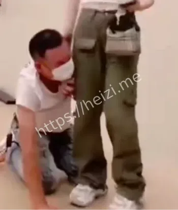 安徽街头跪爬男子视频热议