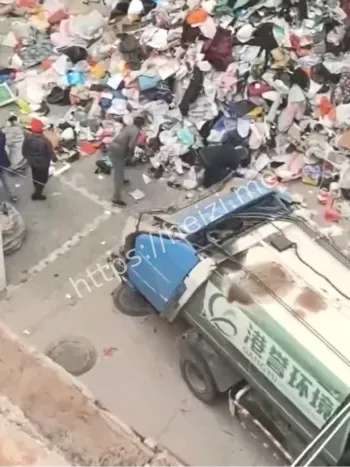 河北老人垃圾堆房顶女婿怒清