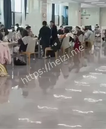 女生守护座位不让大妈坐