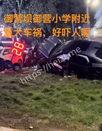 车头撞碎满地残骸