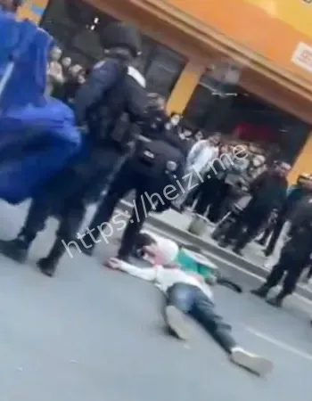 光头男子抄铁锹