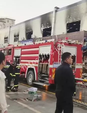 厂房瞬间被烧成废墟