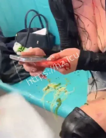 馄饨店爆乳女子扯头发