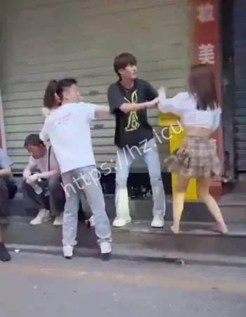 原配街头暴打小三