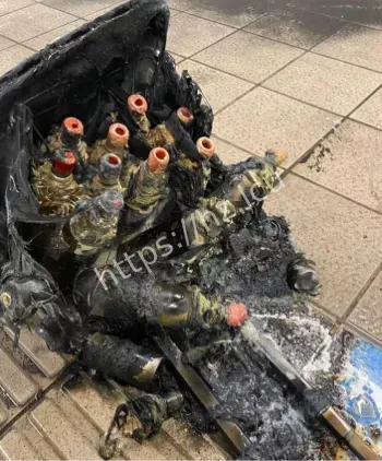 扔烟雾弹持刀砍人