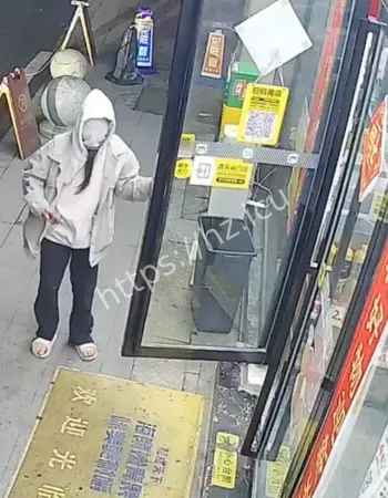 跑路把拖鞋甩飞