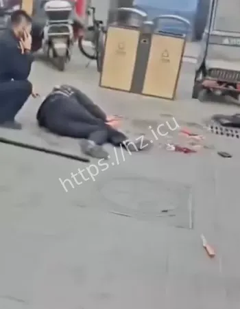 店主怒捅邻居