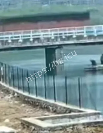 方形大洞直通河底