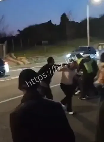 被老头拿石头砸死