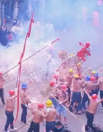 鞭炮往人身上招呼