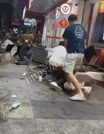 多人板凳砸人混战