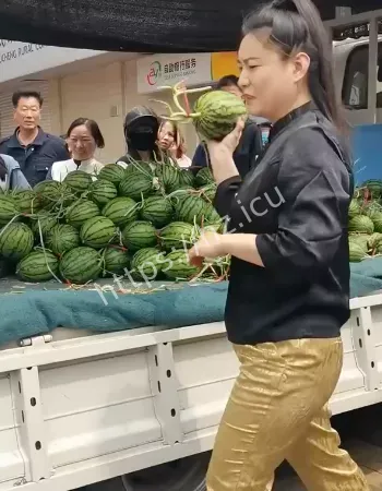 整车西瓜被扔满地