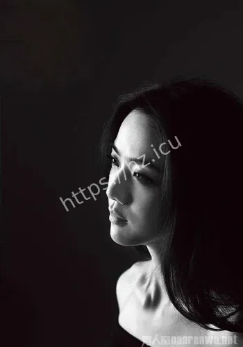 穿宽松上衣现身活动孕后续