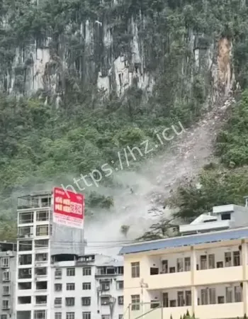 巨石砸车事故