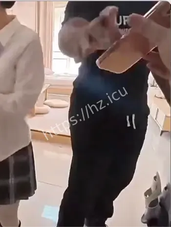 JK女孩穿校服要小费纠纷