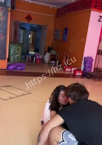 林小美蹲地哭泣视频