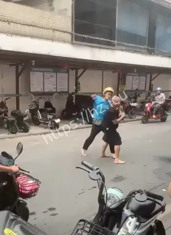 爆粗口耽误送餐现场失控