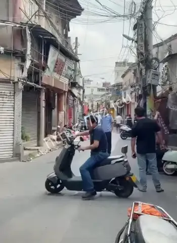 被隔壁男子当街砍死