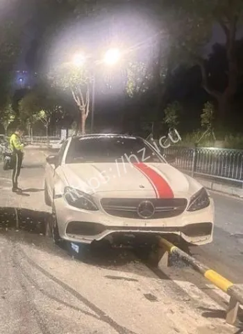 两辆车骑上护栏