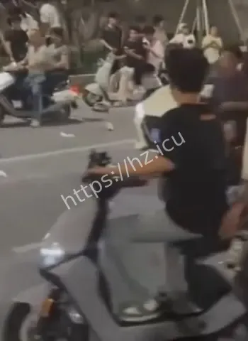 围观群众以为在打群架