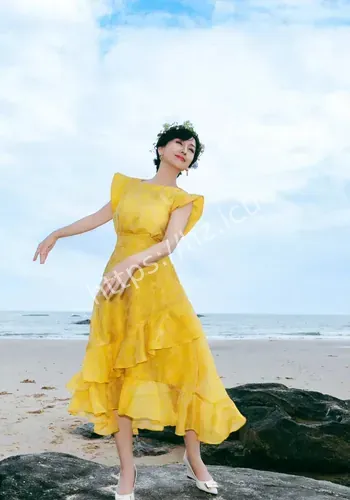 穿碎花裙比心笑容明媚动人