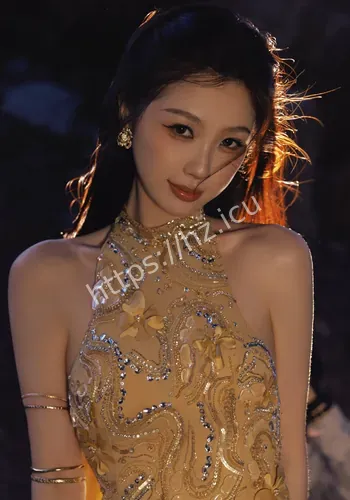 虞书欣穿鎏金长裙海边回眸