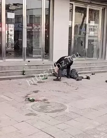 黑衣男子持啤酒瓶