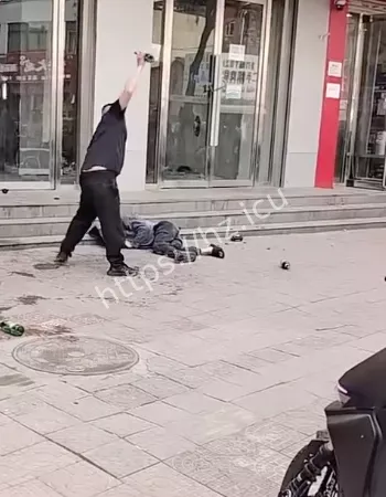 狠砸受害者头部