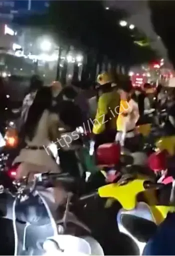 路人围观街头冲突