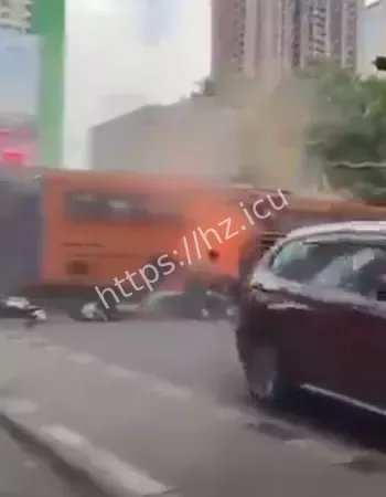 高速列车撞上满载公交车
