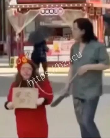 男子用链子牵引女子