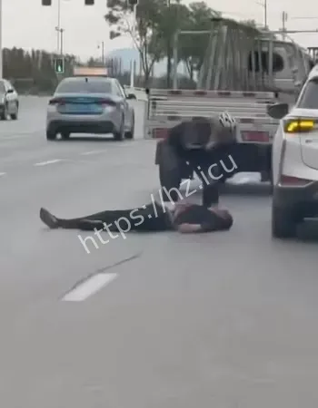 老大妈险遭毒手