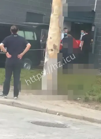 女生因琐事持刀互砍