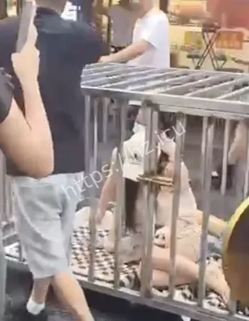 路人围观拍照