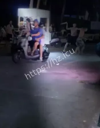 男友怒揍顾客