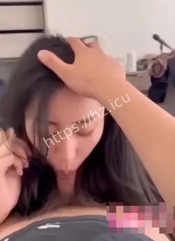 紧致身材跪姿侍奉情人